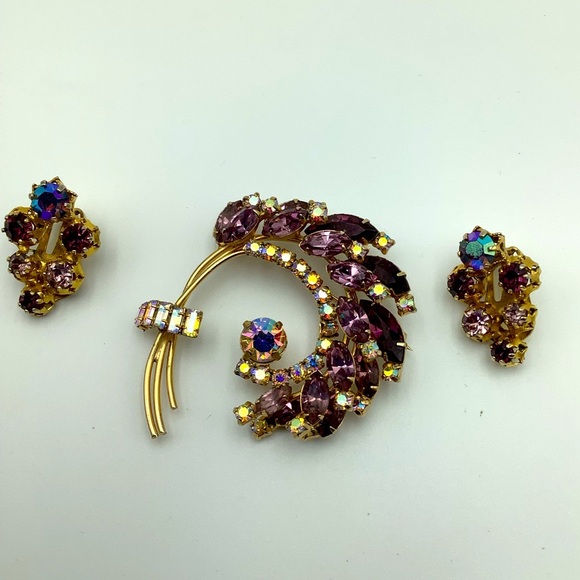 🎄🎄Vintage Deep Purples  Demi Parure Brooch and Clip earrings - Picture 1 of 3